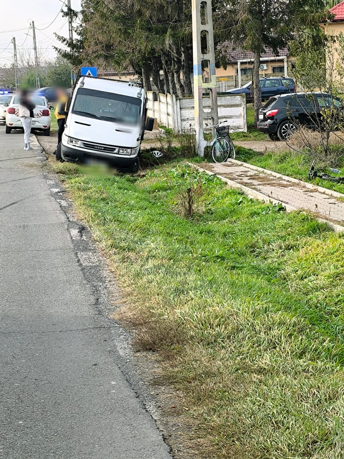 Trafic dirijat pe DN1B, în Ulmeni. O șoferiță tânără a lovit un biciclist